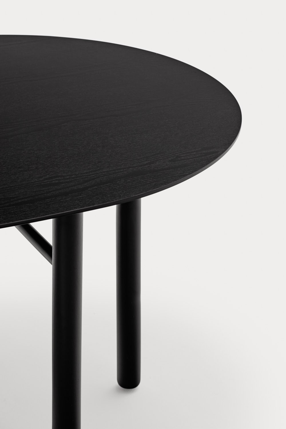 Mesa de comedor ovalada de madera de fresno color negro estilo nórdico